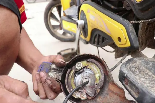 和田电动车刹车故障